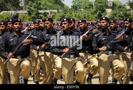 Lahore. 28 apr 2014. La polizia commandos marzo durante un passaggio fuori parade, dopo il completamento della loro tre mesi di formazione presso il Pakistan Ranger (Punjab) Sede in Pakistan orientale di Lahore il 28 aprile 2014. Circa 165 poliziotti hanno completato la loro formazione commando il lunedì della lotta contro il terrorismo in Pakistan Ranger (Punjab) Sede a Lahore. Credito: Jamil Ahmed/Xinhua/Alamy Live News Foto Stock