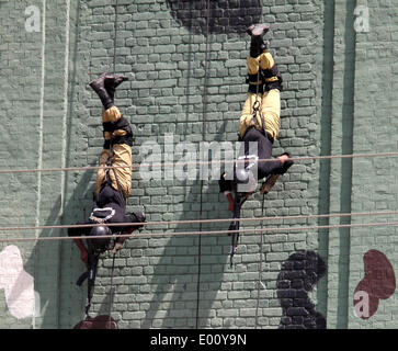 Lahore. 28 apr 2014. La polizia commandos visualizzare le loro competenze durante un passaggio fuori parade, dopo il completamento della loro tre mesi di formazione presso il Pakistan Ranger (Punjab) Sede in Pakistan orientale di Lahore il 28 aprile 2014. Circa 165 poliziotti hanno completato la loro formazione commando il lunedì per la lotta contro il terrorismo in Pakistan Ranger (Punjab) Sede a Lahore. Credito: Jamil Ahmed/Xinhua/Alamy Live News Foto Stock