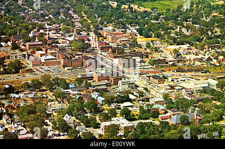 Questa fotografia aerea degli anni '1960 mostra la città di Keene, New Hampshire, catturando una vista a volo d'uccello della zona. L'immagine evidenzia il layout delle strade, i monumenti e le caratteristiche principali della città. Fornisce una prospettiva storica sullo sviluppo urbano e sui cambiamenti che hanno avuto luogo nel tempo in questa città del New England. Foto Stock