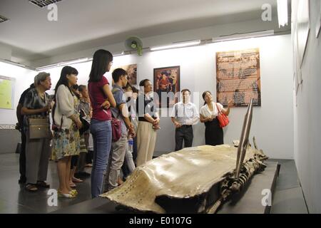 La città di Ho Chi Minh, Vietnam. 28 apr 2014. I membri della delegazione cinese, costituito da ex esperti cinesi che hanno aiutato il Vietnam durante il paese di anti-resistenza francese della guerra e le loro famiglie, visitare il Museo dei Resti della Guerra nella città di Ho Chi Minh, Vietnam, 28 aprile 2014. La visita in Vietnam della delegazione cinese, costituito da ex esperti cinesi che hanno aiutato il Vietnam durante il paese di anti-resistenza francese della guerra e le loro famiglie, è condotta sulla prossima occasione del sessantesimo anniversario di Dien Bien Phu vittoria in Vietnam. © Nguyen Le Huyen/Xinhua/Alamy Live News Foto Stock