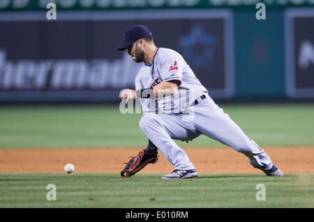 Anaheim, CA, Stati Uniti d'America. 28 apr 2014. Aprile 28, 2014 - Anaheim, CA, Stati Uniti d'America - Cleveland Indians primo baseman Nick Swisher (33) scende la palla a terra durante la partita MLB tra Cleveland Indians e Los Angeles Angeli alla Angels Stadium di Anaheim, CA. Credito: csm/Alamy Live News Foto Stock