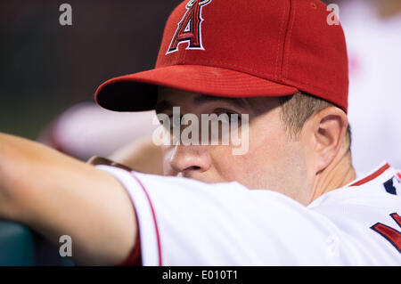 Anaheim, CA, Stati Uniti d'America. 28 apr 2014. Aprile 28, 2014 - Anaheim, CA, Stati Uniti d'America - Los Angeles Angeli terzo baseman John McDonald (8) durante la partita MLB tra Cleveland Indians e Los Angeles Angeli alla Angels Stadium di Anaheim, CA. Credito: csm/Alamy Live News Foto Stock