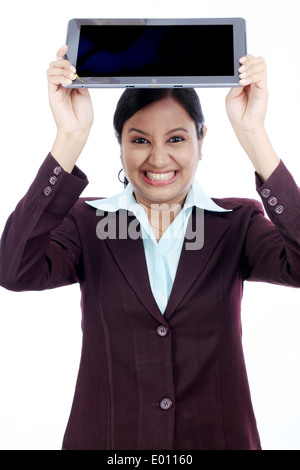 Arrabbiato imprenditrice il lancio del suo computer tablet Foto Stock