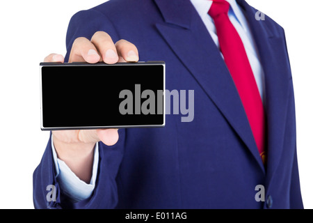 Mostra di smartphone sul proprietario mano con schermo vuoto isolato su sfondo bianco Foto Stock
