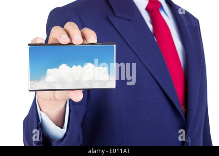 Mostra di smartphone sul proprietario mano con la tecnologia di cloud computing sullo schermo isolato su sfondo bianco Foto Stock
