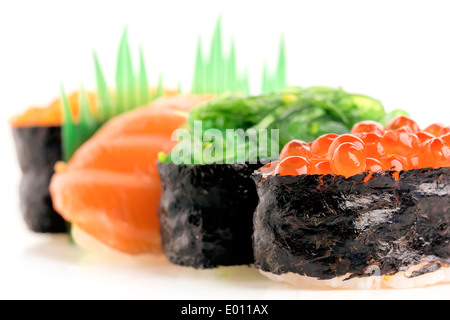 E il nigiri sushi Gunkan su sfondo bianco Foto Stock