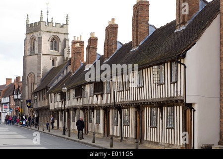 Xv secolo in bianco e nero graticcio gli ospizi di carità in Church Street, Stratford-upon-Avon, Warwickshire, Inghilterra, Regno Unito Foto Stock