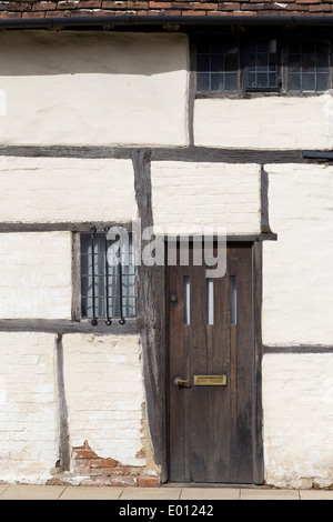 Xv secolo in bianco e nero graticcio gli ospizi di carità in Church Street, Stratford-upon-Avon, Warwickshire, Inghilterra, Regno Unito Foto Stock