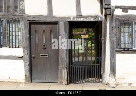 Muratori Corte ingresso al XV secolo in bianco e nero graticcio gli ospizi di carità in Church Street, Stratford-upon-Avon Foto Stock