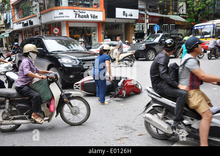 Incidente nel traffico tra auto e moto ad Hanoi, capitale del Vietnam Foto Stock