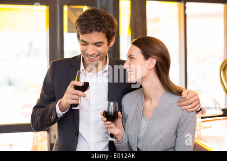 Donna Uomo allegro amante bere il caffè bar Foto Stock