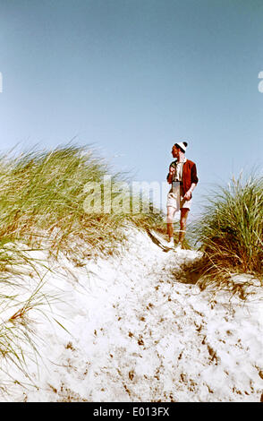 Un uomo nelle dune, Mar Baltico, 1955 Foto Stock