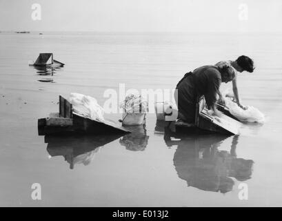 Le donne a Gardone Riviera, il lavaggio della biancheria nel Lago di Garda, 1962 Foto Stock