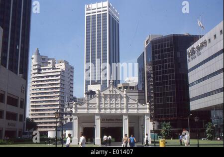 Il Raffles Place dalla stazione MRT di Singapore Foto Stock