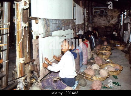 Tessitori di tappeti a Pokhara in Nepal, 1986 Foto Stock