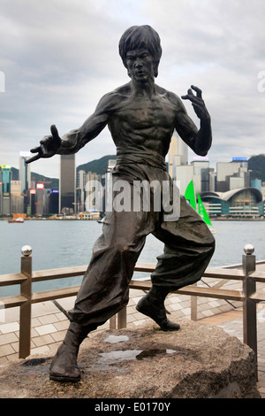 HONG KONG - aprile 26: Bruce Lee statua presso la Avenue of Stars on April 24, 2014, Hong Kong, Cina. Foto Stock