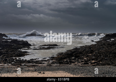 Porth Y Post spiaggia vicino TREARDDUR BAY Anglesey North Wales Foto Stock