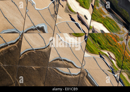 Abstract riflessioni dal metallo lucido pannelli su un ponte nel Queen Elizabeth II Olympic Park Foto Stock