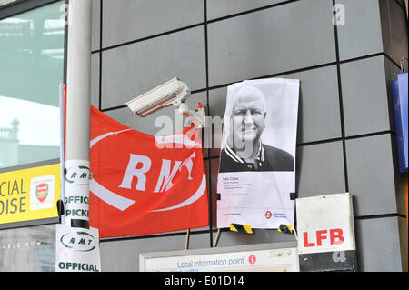 Finsbury Park, London, Regno Unito. Il 29 aprile 2014. Un poster del compianto Bob Crow presso un RMT picket al di fuori di Finsbury Park Station durante il tubo sciopero. Credito: Matteo Chattle/Alamy Live News Foto Stock