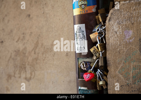 Lucchetti posti da amanti che poi gettare la chiave nel fiume Arno per buona fortuna, Ponte Vecchio, Firenze Foto Stock