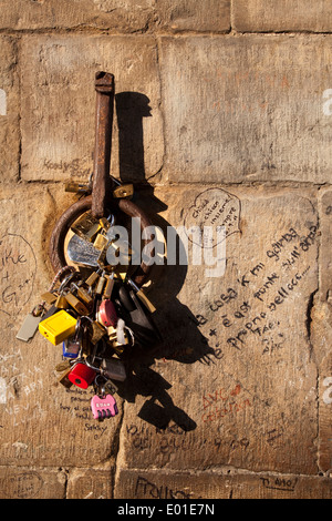 Lucchetti posti da amanti che poi gettare la chiave nel fiume Arno per buona fortuna, Ponte Vecchio, Firenze Foto Stock