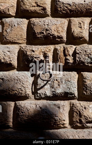 Grande pietra-parete di lavoro con anello che possono essere stati impiegati per legare un animale, Firenze Foto Stock