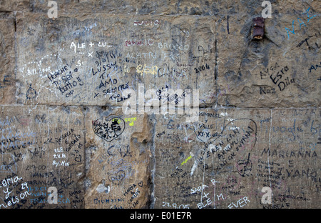 Gli amanti di scrivere i loro nomi sulle murature per buona fortuna su Ponte Vecchio, Firenze Foto Stock