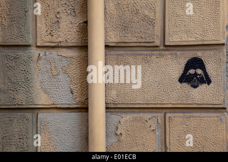 Impresse graffiti Darth Vader su un distressed muro di pietra, Firenze Foto Stock