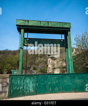 Verticalmente sul canale ascendente a ghigliottina per bloccare il portellone a Todmorden, Yorkshire Foto Stock