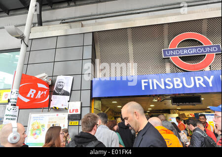 Finsbury Park, London, Regno Unito. Il 29 aprile 2014. Un poster del compianto Bob Crow presso un RMT picket al di fuori di Finsbury Park Station durante il tubo sciopero. Credito: Matteo Chattle/Alamy Live News Foto Stock