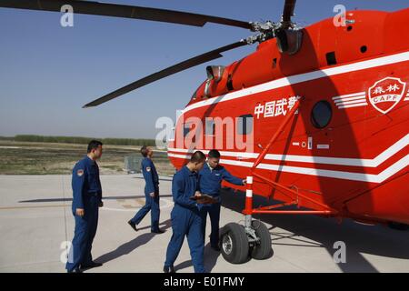 Daqing, la Cina della provincia di Heilongjiang. 29 apr 2014. I membri della polizia armata forza di foresta partecipante in una foresta drill incendio nella grande Khingan, a nord-est della Cina di Provincia di Heilongjiang, Aprile 29, 2014. Credito: Han Xinghua/Xinhua/Alamy Live News Foto Stock