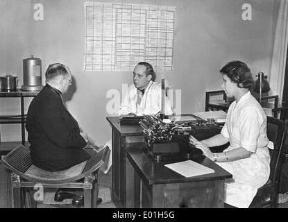 Medicina del lavoro a cura di Scherl-Verlag, 1943 Foto Stock