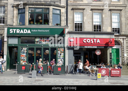 Sate le persone al di fuori della Strada italiano Ristorante e caffè Costa in Castle Street, Edimburgo Foto Stock