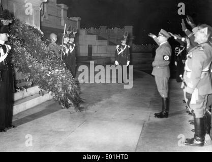 Rudolf Hess presso la tomba del Milite Ignoto a Roma, 1937 Foto Stock