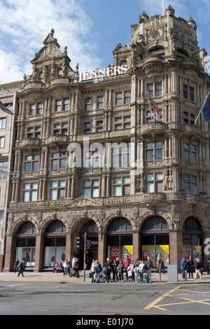 Jenners Store su Princes Street, Edimburgo con acquirenti e turisti in attesa di attraversare la strada. Foto Stock