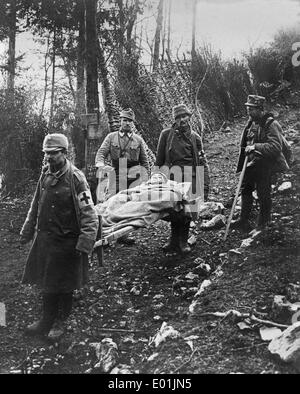 Medici austriaci presso la parte anteriore in Italia, 1916 Foto Stock