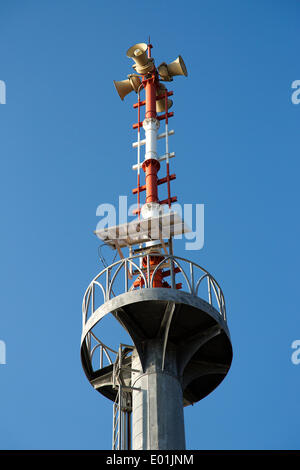 Montante di altoparlante dello tsunami warning system, Ao Nang, Provincia di Krabi, Thailandia Foto Stock