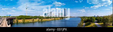 Panorama con il fantastico skyline della città sul Danubio di Vienna e il nuovissimo DC-Tower, il grattacielo più alto in Austria. Foto Stock