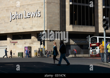 Gli amanti dello shopping attraversando la strada al di fuori di John Lewis department store al centro commerciale St James, Leith Street, Edimburgo. Foto Stock