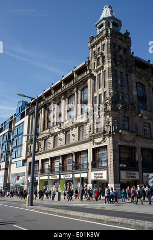 Gli acquirenti e i turisti al di fuori sulla Princes Street Edinburgh. Topman e Topshop store in background. Foto Stock