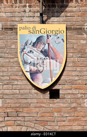 Dettaglio del Palio scudo decorazione Palazzo Municipale Ferrara Emilia Romagna Italia c.1243 Foto Stock