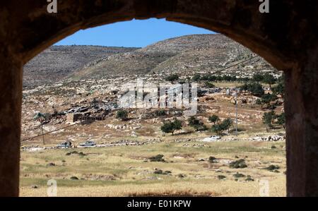 Nablus, West Bank, Territorio palestinese. 29 apr 2014. Guardie di frontiera israeliana monitorare una zona in Cisgiordania villaggio di Khirbet al-Tawil, a sud di Nablus, il 29 aprile 2014 dopo le case dei palestinesi è stata demolita dalle autorità israeliane hanno detto che sono state costruite senza autorizzazione comunale © Nedal Eshtayah APA/images/ZUMAPRESS.com/Alamy Live News Foto Stock