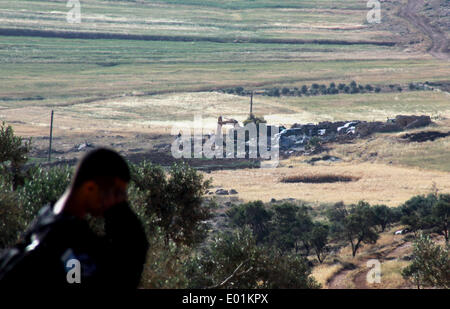 Nablus, West Bank, Territorio palestinese. 29 apr 2014. Guardie di frontiera israeliana monitorare una zona in Cisgiordania villaggio di Khirbet al-Tawil, a sud di Nablus, il 29 aprile 2014 dopo le case dei palestinesi è stata demolita dalle autorità israeliane hanno detto che sono state costruite senza autorizzazione comunale © Nedal Eshtayah APA/images/ZUMAPRESS.com/Alamy Live News Foto Stock