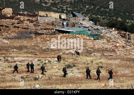 Nablus, West Bank, Territorio palestinese. 29 apr 2014. Guardie di frontiera israeliana monitorare una zona in Cisgiordania villaggio di Khirbet al-Tawil, a sud di Nablus, il 29 aprile 2014 dopo le case dei palestinesi è stata demolita dalle autorità israeliane hanno detto che sono state costruite senza autorizzazione comunale © Nedal Eshtayah APA/images/ZUMAPRESS.com/Alamy Live News Foto Stock