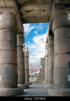 Ramesseum : il tempio funerario del faraone Ramses II il Grande(1303-1213 A.C. XIX dyn.). Il hypostyle hall. Foto Stock