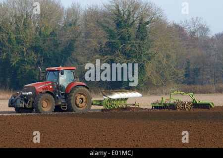 Aratura del trattore con un farrow premere allegato Foto Stock