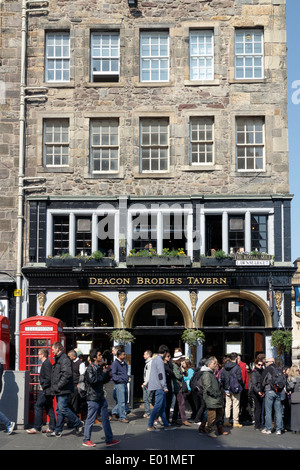 Strada trafficata scena al di fuori della parte anteriore del diacono Brodie's Tavern sul Royal Mile di Edimburgo. Foto Stock