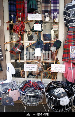Kilts sporrans e altri beni di tartan sul display al di fuori di un negozio di souvenir sul Royal Mile. Foto Stock
