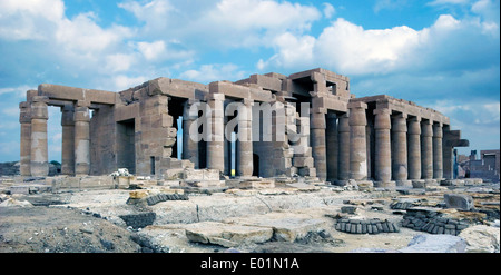 Ramesseum : theburial tempio del faraone Ramses II il Grande(1303-1213 A.C. XIX dyn.). Vista dal lato ovest. Foto Stock