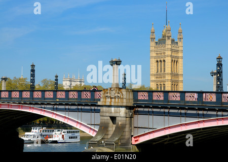 Londra, Inghilterra, Regno Unito. Victoria Torre del case del Parlamento visto attraverso il fiume Tamigi. Lambeth Bridge Foto Stock